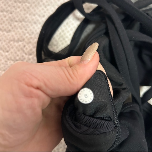 Lululemon Clip in long line bra size 6 - Picture 6 of 6
